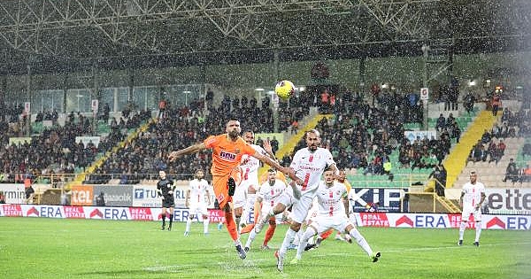 KARDEŞ KARDEŞ YENİŞEMEDEN Alanyaspor: 0 - Antalyaspor: 0