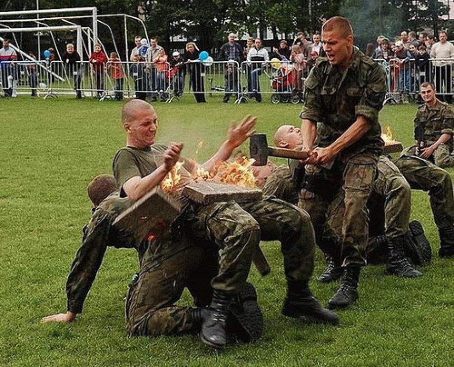 Кто служил тот в цирке не смеется. Армия приколы. Смешной военный. Смешной солдат. Прикольные солдаты.