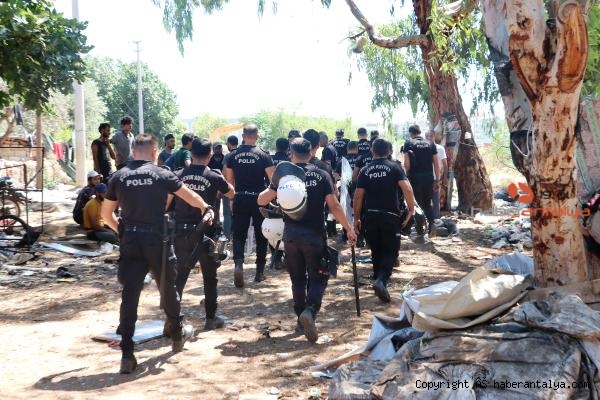 Antalya'da polis ve zabıtadan 'kötü görüntü' baskını-3