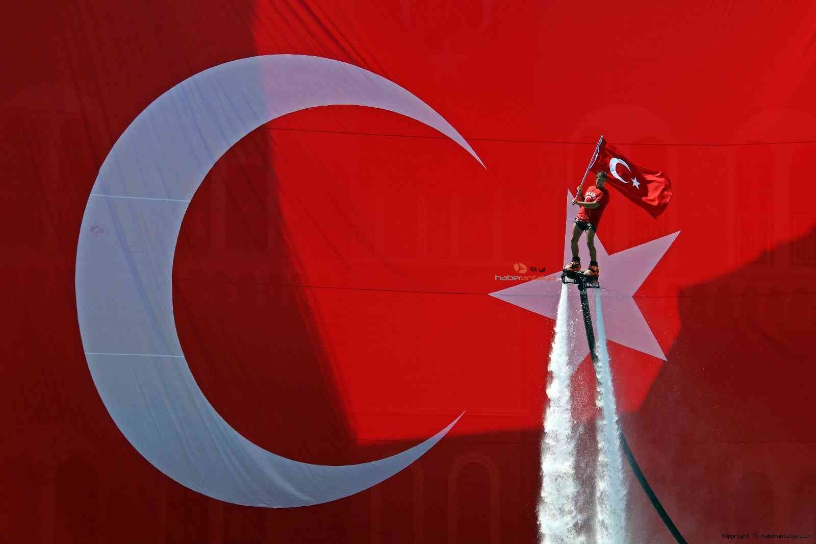 2022/08/hayran-birakan-turk-bayrakli-30-agustos-gosterisi-20220830AW70-1.jpg