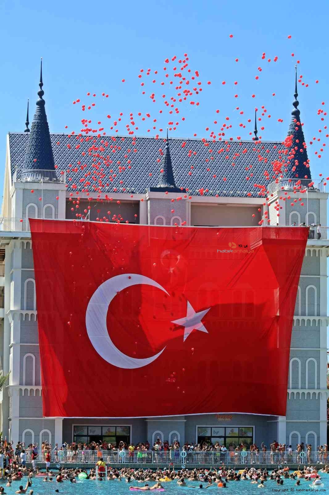 2022/08/hayran-birakan-turk-bayrakli-30-agustos-gosterisi-20220830AW70-14.jpg