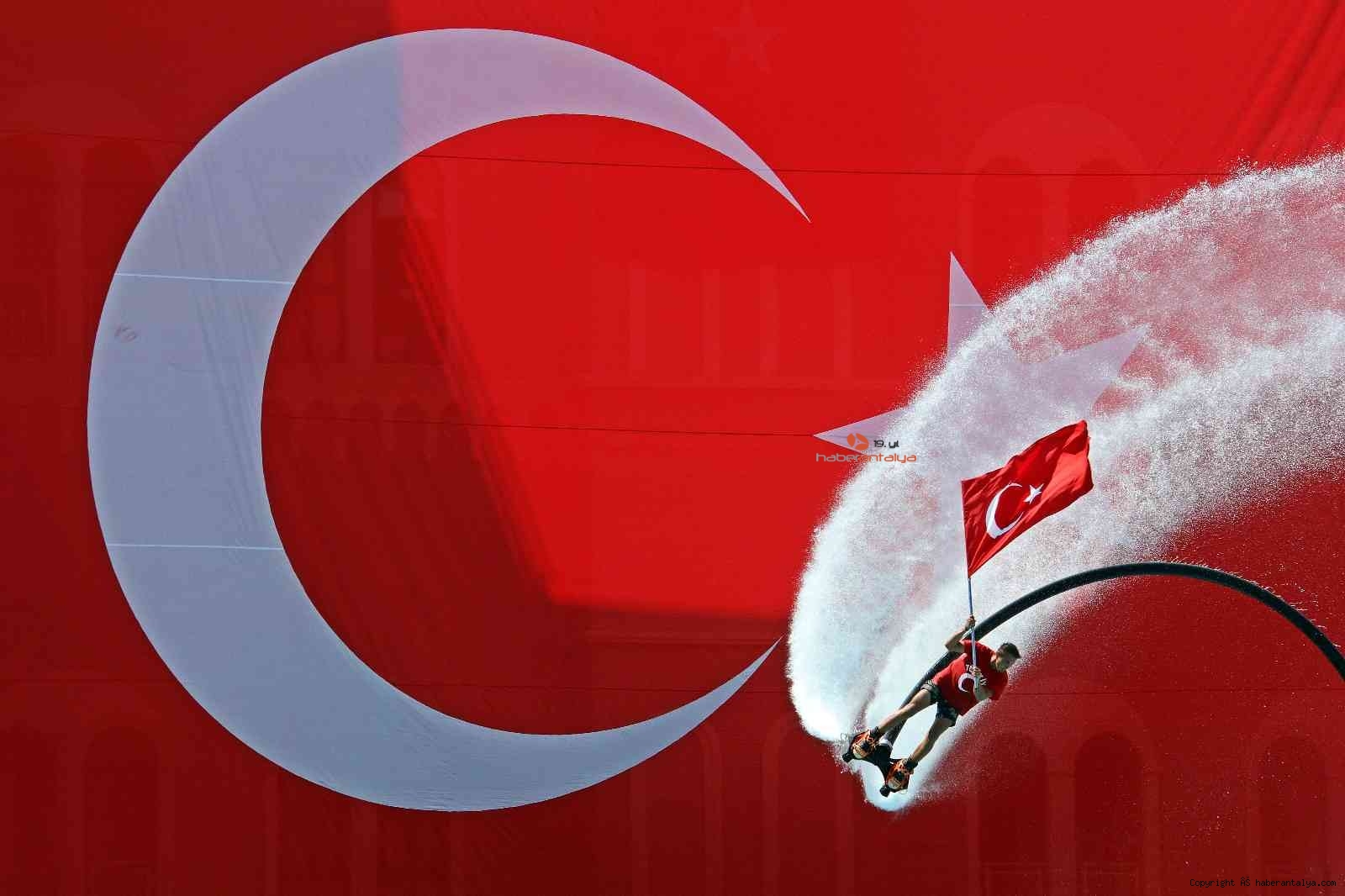 2022/08/hayran-birakan-turk-bayrakli-30-agustos-gosterisi-20220830AW70-8.jpg