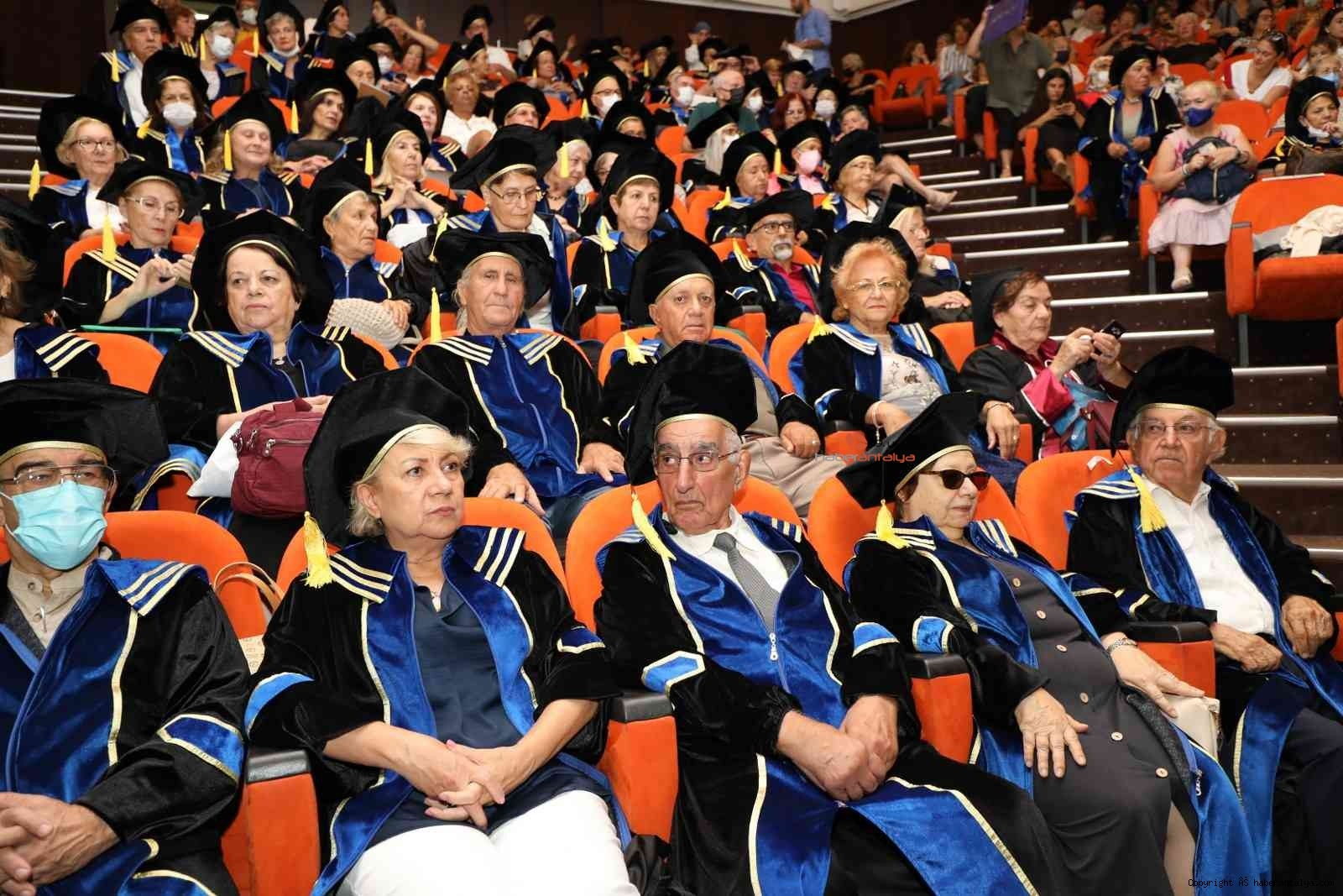 2022/09/tazelenme-ogrencileri-60-yasindan-sonra-mezun-oldu-20220923AW71-6.jpg