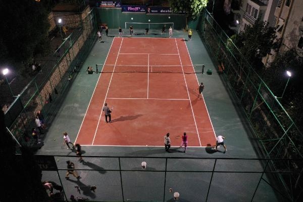 2022/11/kas-belediyesinin-tenis-kurslarina-buyuk-ilgi-0135746022c8-1.jpg