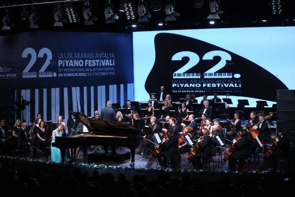 2022/12/antalya-piyano-festivalinde-senfoni-gecesi-0d016fc9051f-2.jpg
