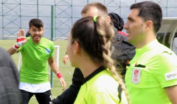 Hakem, hakaret davasından bağış karşılığında vazgeçti -1
