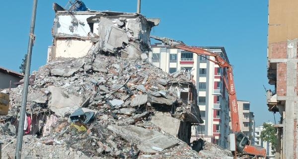 2023/06/depremde-agir-hasar-goren-bina-yikim-sirasinda-coktu-23b06684a588-4.jpg