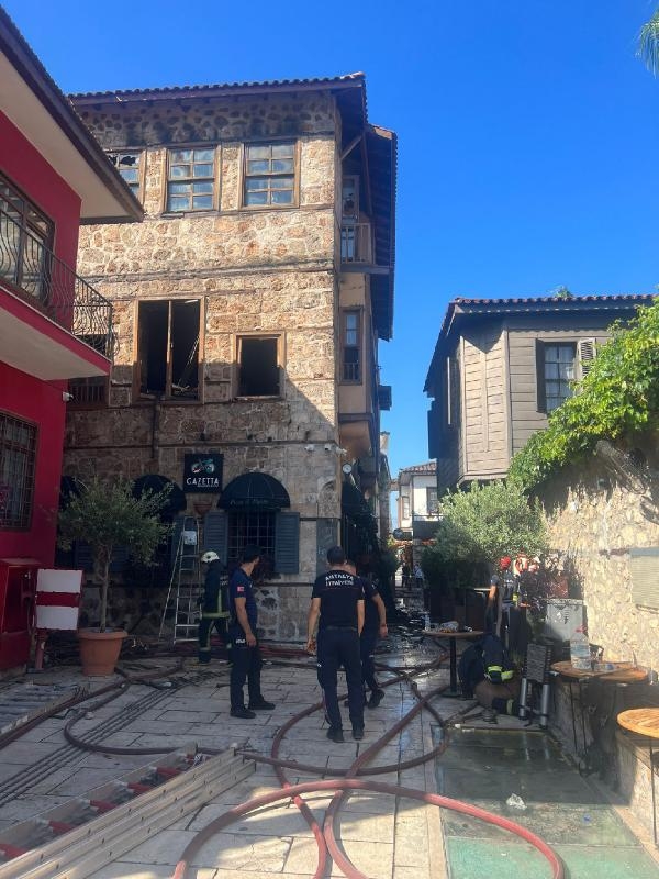 Antalya'da butik otelde yangın: 2 ölü, 12 yaralı !-1