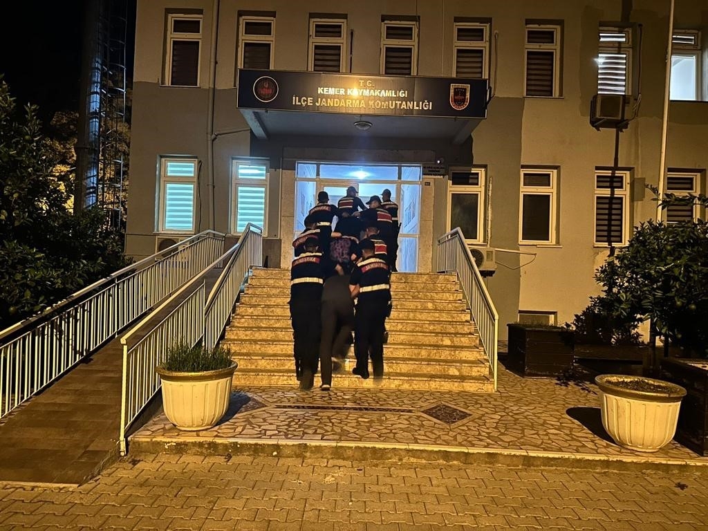 Antalya'da 3 bin kullanımlık bonzai ele geçirildi-1