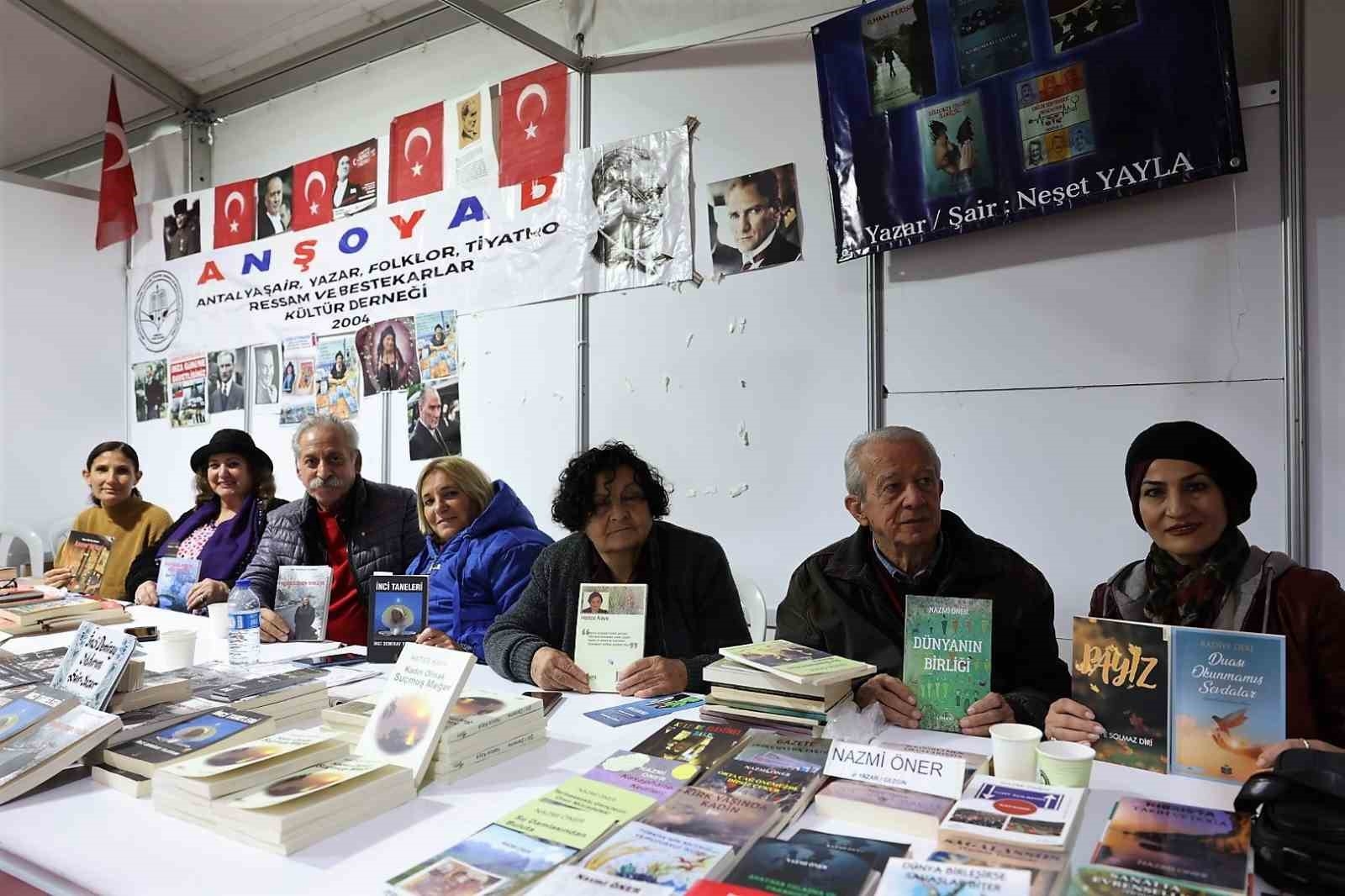 2023/11/13-antalya-kitap-fuarinda-yerel-yazarlar-kitaplarini-tanitiyor-20231130AW08-5.jpg