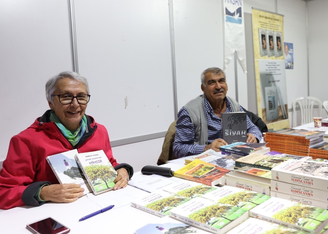 2023/11/13-antalya-kitap-fuarinda-yerel-yazarlar-kitaplarini-tanitiyor-20231130AW08-6.jpg