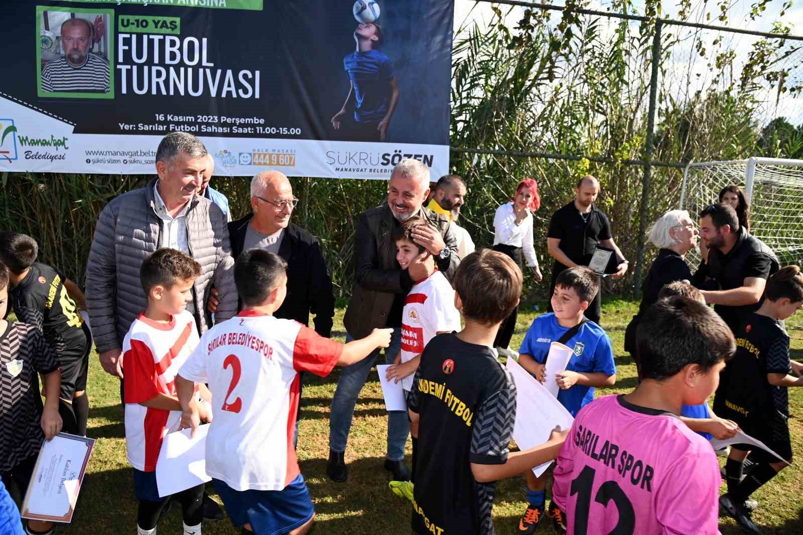 2023/11/manavgat-belediyesinden-bekir-caliskan-anisina-futbol-turnuvasi-20231117AW07-6.jpg