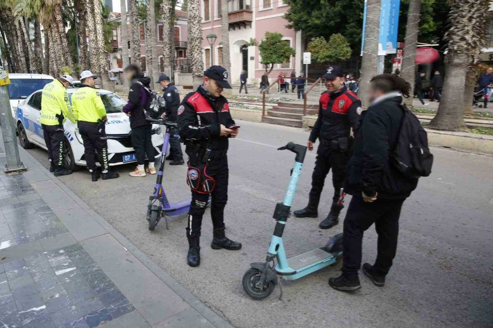2024/01/antalyada-es-zamanli-elektrikli-scooter-denetimi-210-surucuye-ceza-155-scooter-trafikten-men-20240105AW11-1.jpg