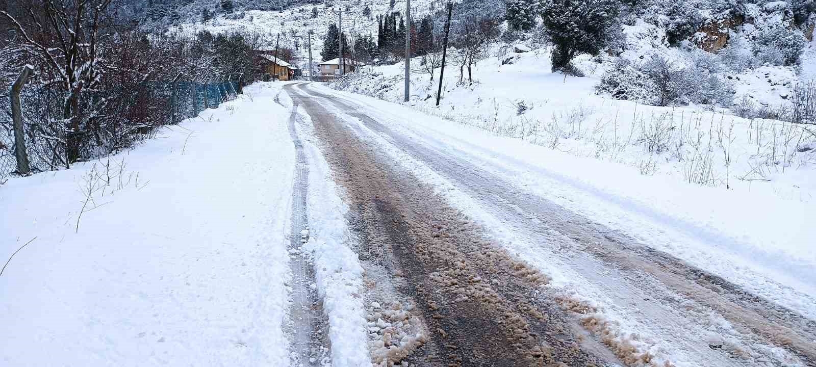 2024/01/kemer-belediyesi-kar-yagisi-nedeniyle-kapanan-yayla-yollarini-temizledi-20240131AW13-5.jpg