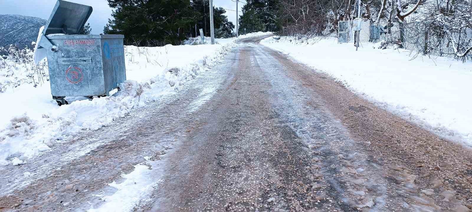 2024/01/kemer-belediyesi-kar-yagisi-nedeniyle-kapanan-yayla-yollarini-temizledi-20240131AW13-6.jpg