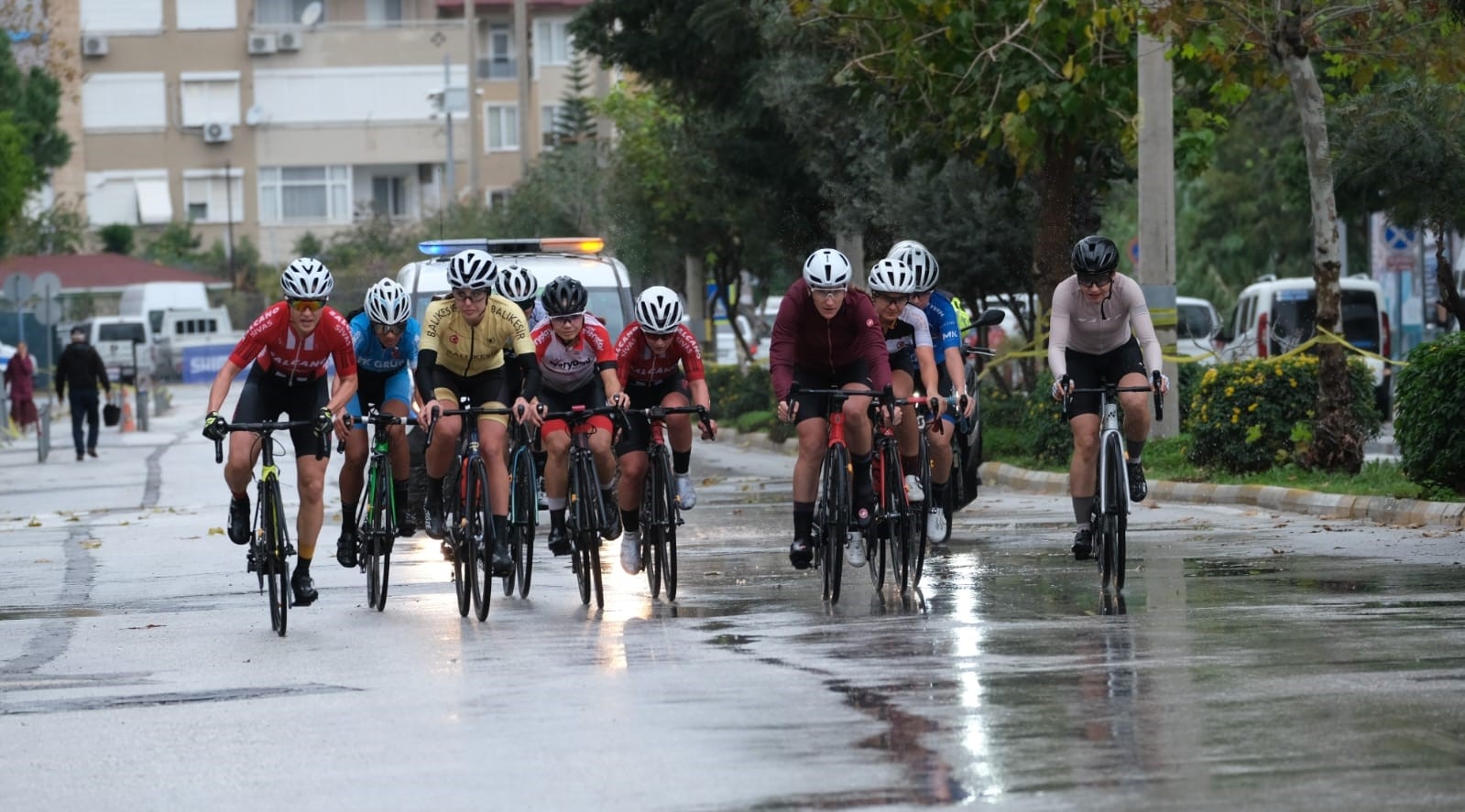 2024/01/turkiye-bisiklet-kupasi-1-etap-puanli-yol-yarisi-alanyada-tamamlandi-20240121AW12-4.jpg