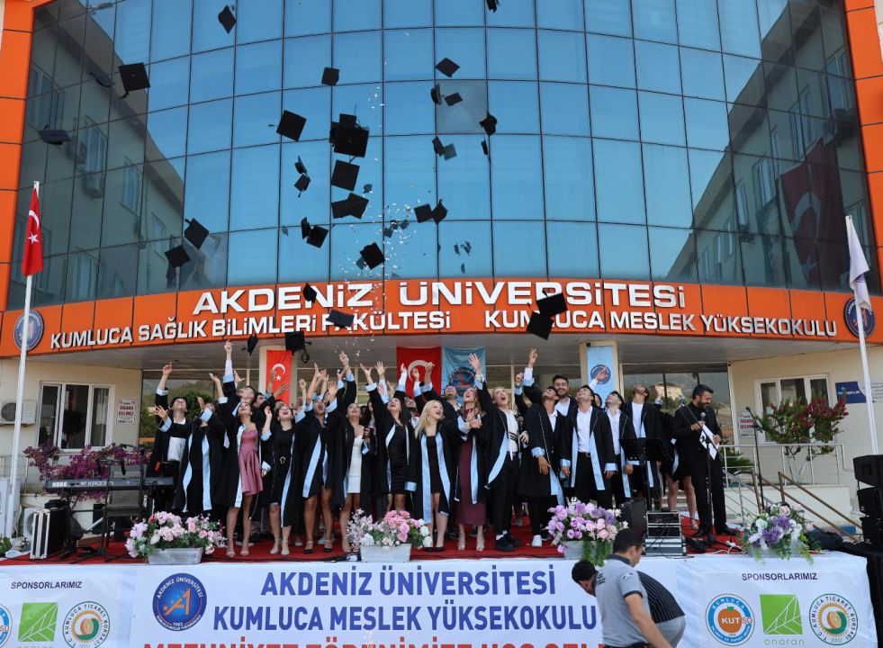 Kumluca MYO'da mezuniyet töreni