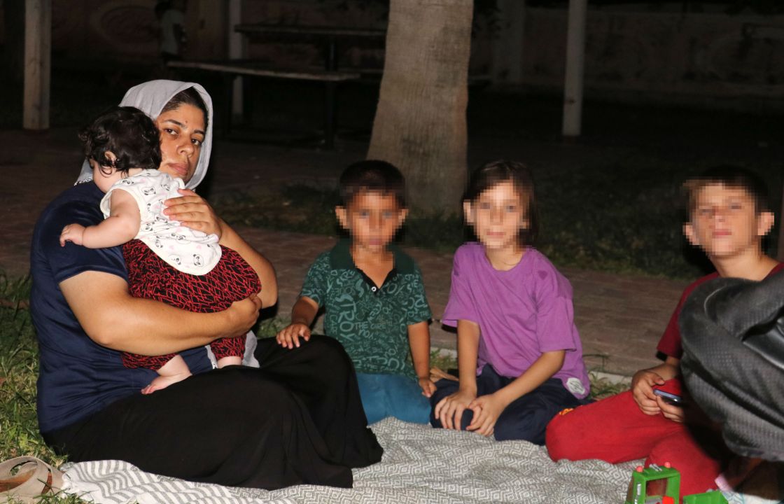 Evini lağım suyu bastı, 4 çocuğuyla sokakta kaldı