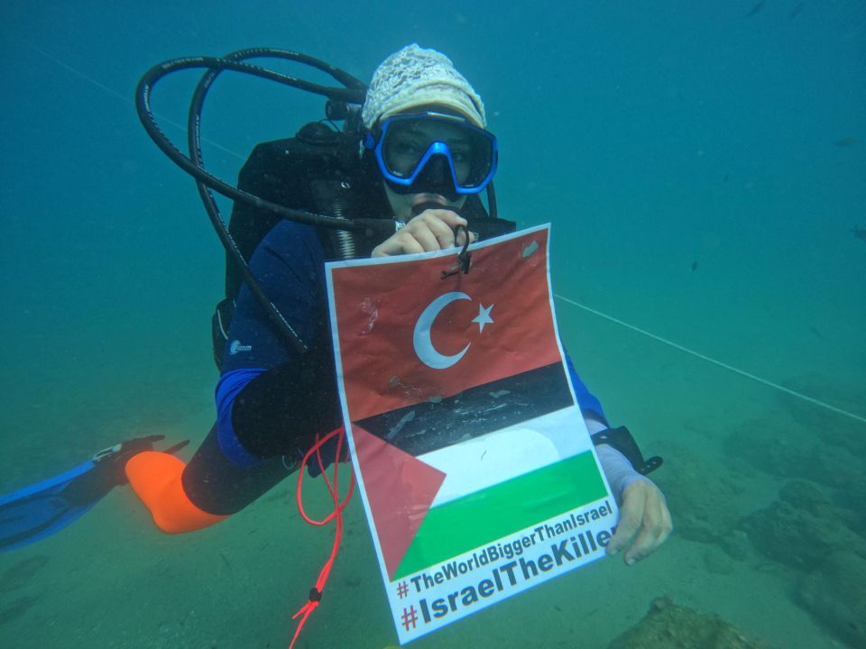 Su altında işaret diliyle Gazze eylemi