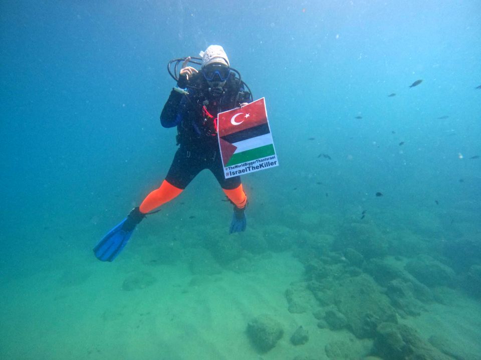 Su altında işaret diliyle Gazze eylemi