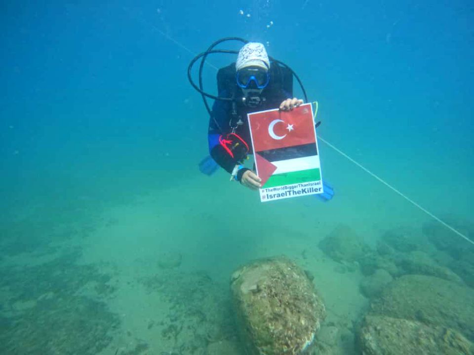 Su altında işaret diliyle Gazze eylemi