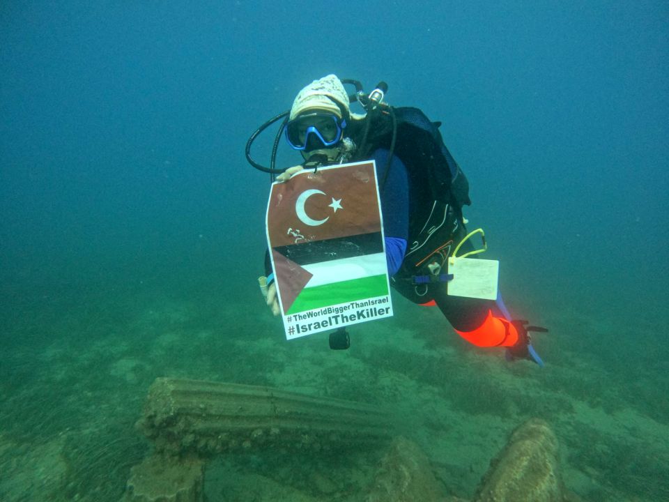 Su altında işaret diliyle Gazze eylemi