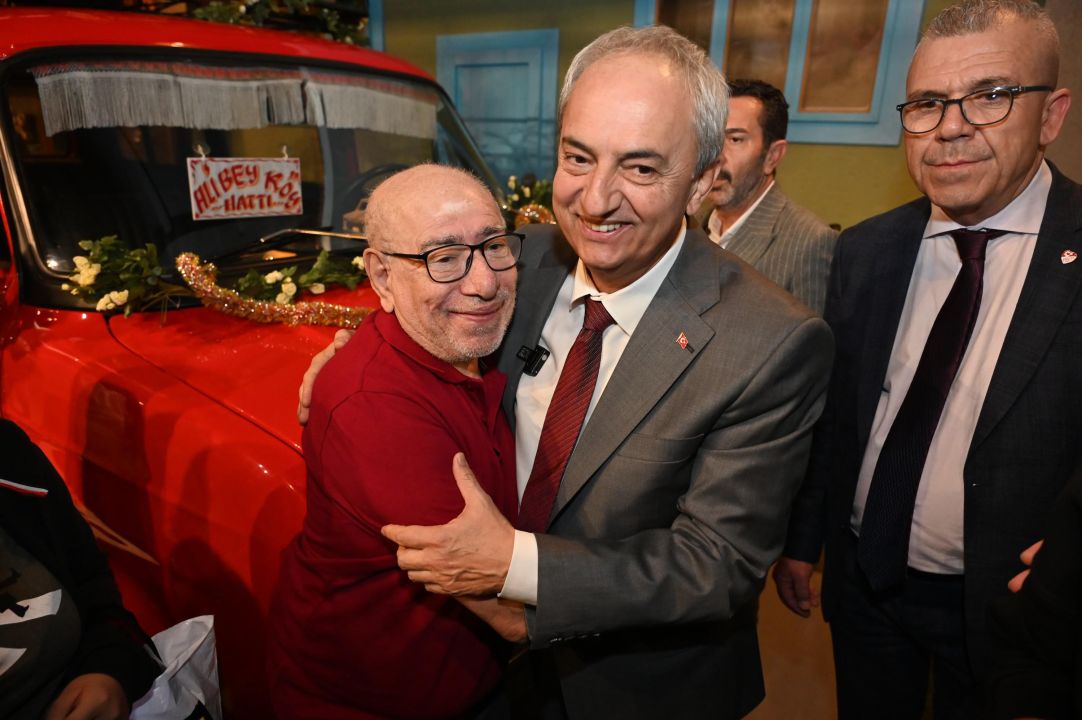 'Çiçek Abbas', yıllar sonra minibüsüyle buluştu