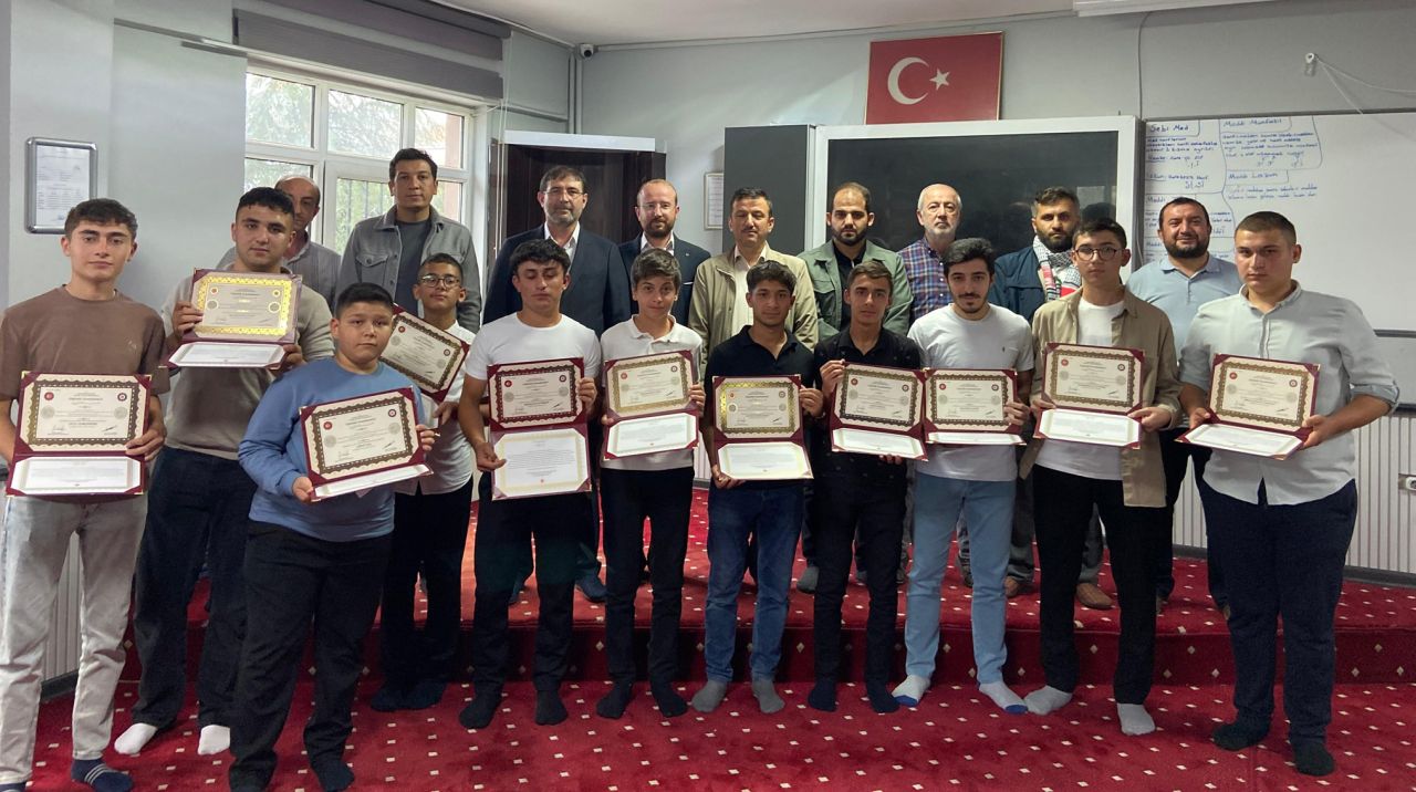 Hafızlara belgeleri takdim edildi