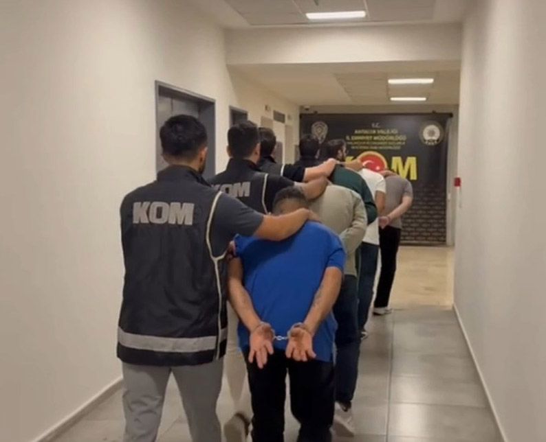 Otomobilin kapısında tabanca gizlemek için düzenek bulundu