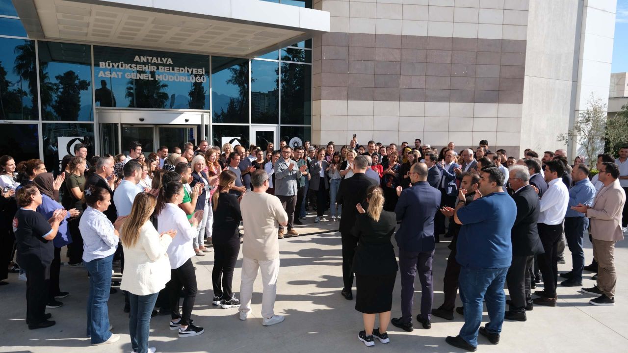 Emekliye ayrılan Kurt'a alkışlarla veda