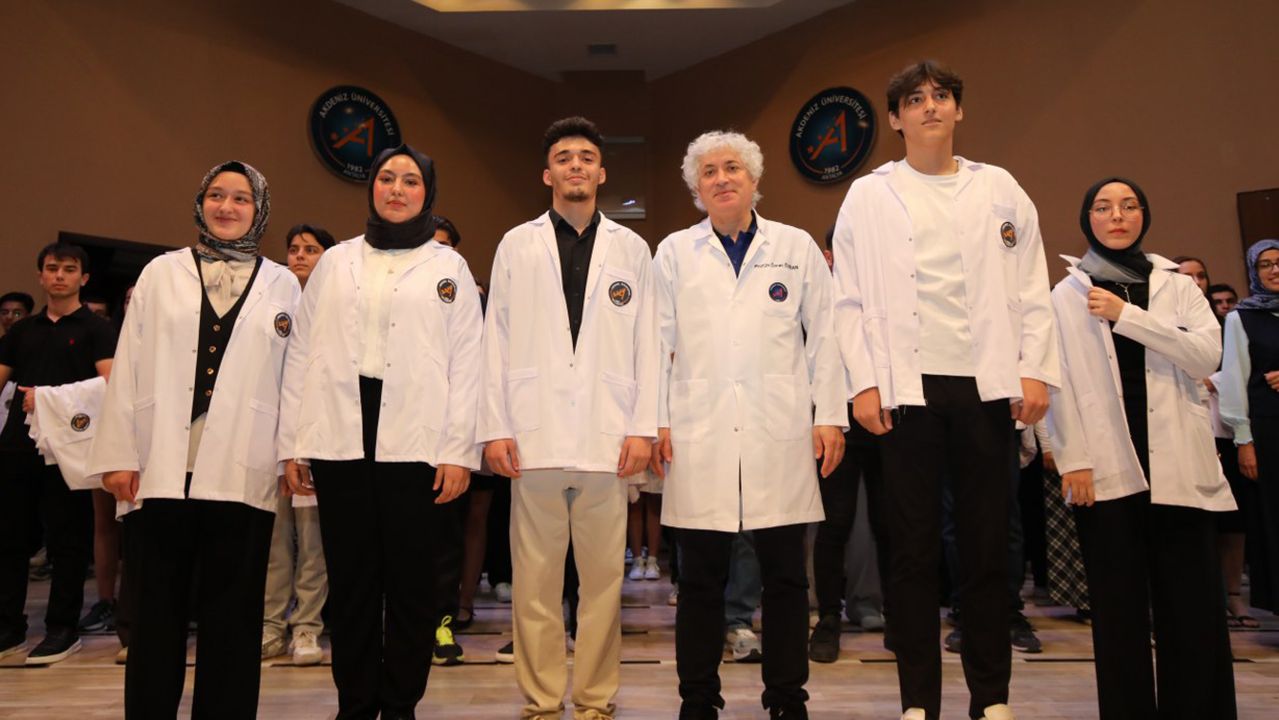Genç hekim adayları beyaz önlüklerini giydi