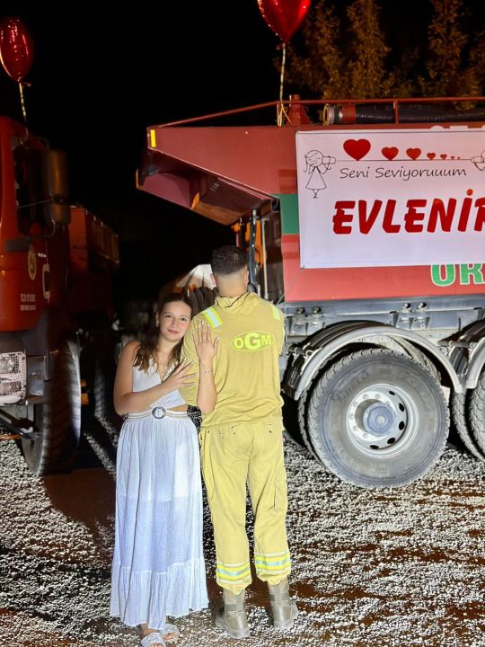 Orman işçisi arazöze pankart asıp kız arkadaşına evlilik teklif etti