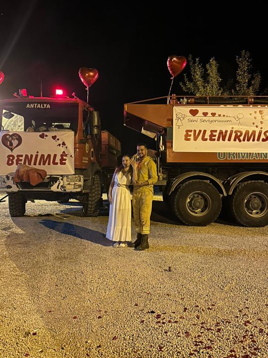 Orman işçisi arazöze pankart asıp kız arkadaşına evlilik teklif etti