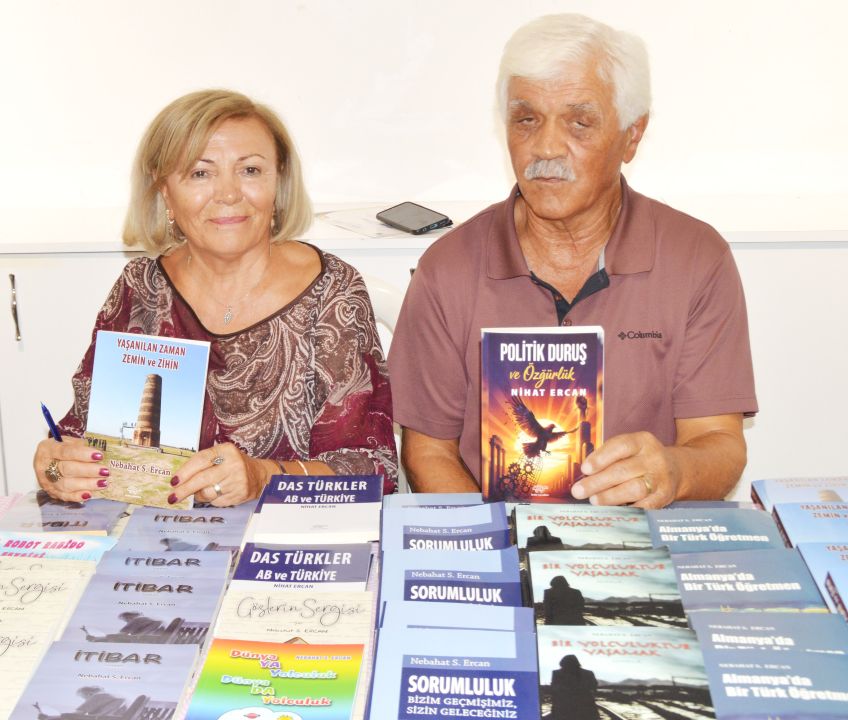 Yazar çift kitaplarını imzaladı