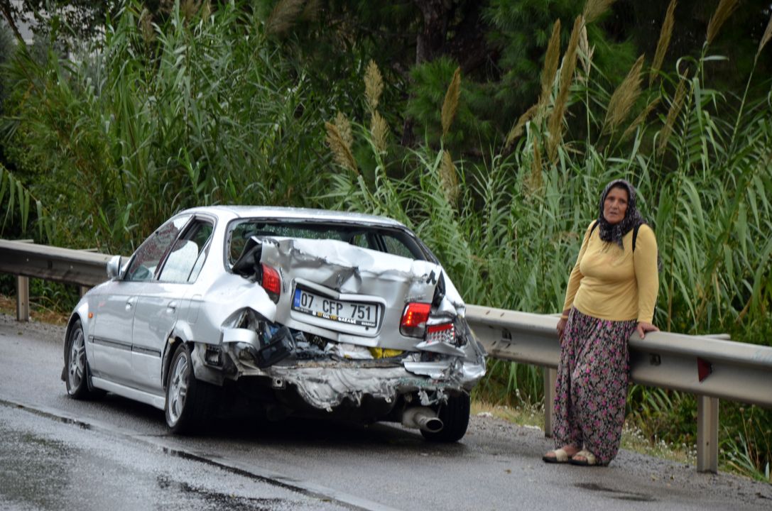 Antalya'da 4 araçlık zincirleme kazada 2 turist yaralandı