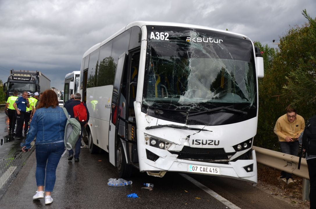 Antalya'da 4 araçlık zincirleme kazada 2 turist yaralandı
