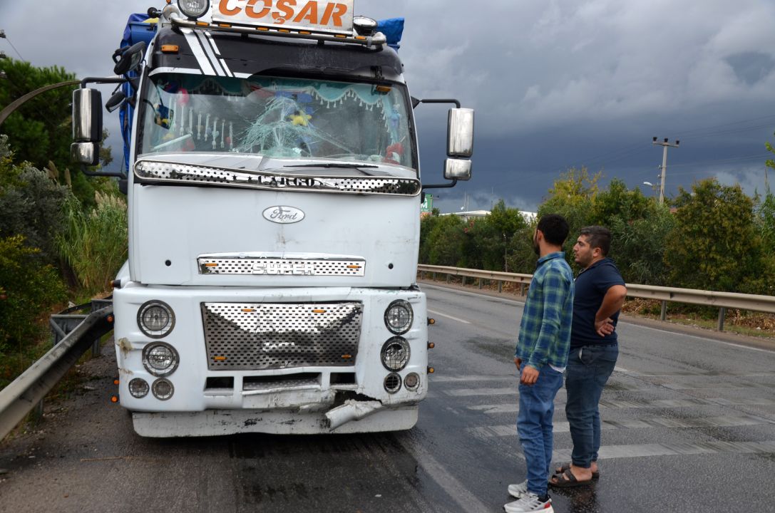Antalya'da 4 araçlık zincirleme kazada 2 turist yaralandı