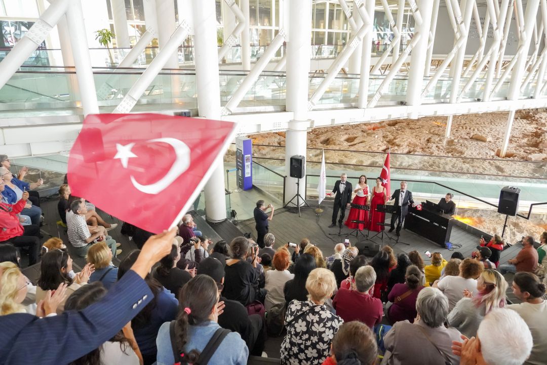 Nekropolde coşkulu Cumhuriyet kutlaması