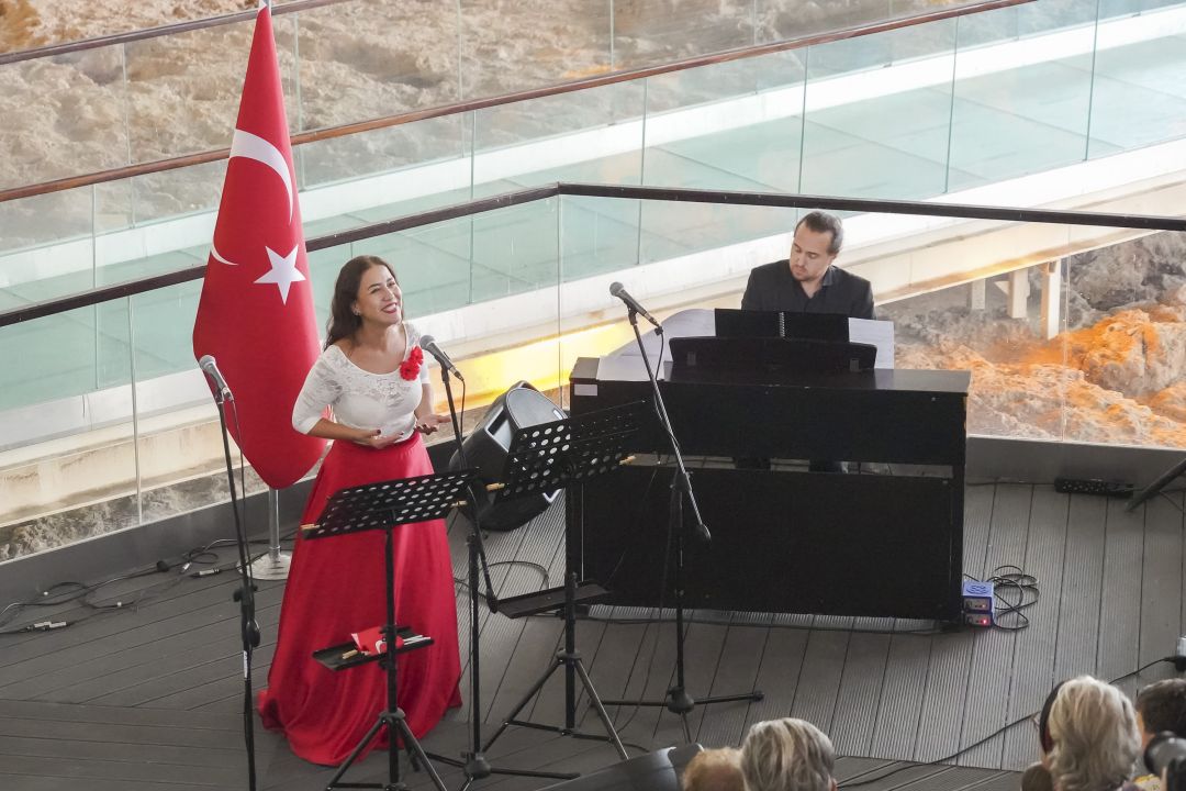 Nekropolde coşkulu Cumhuriyet kutlaması