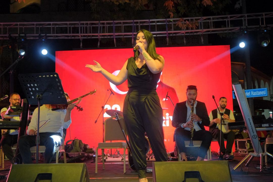 200 metrelik bayrakla fener alayı