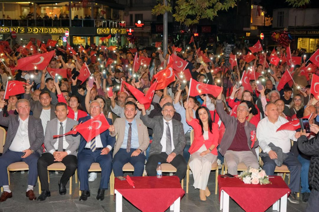 200 metrelik bayrakla fener alayı