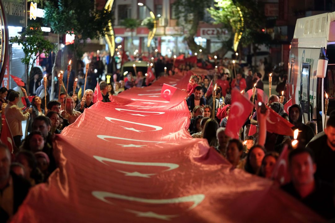 200 metrelik bayrakla fener alayı