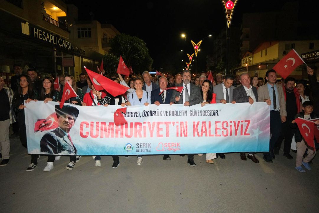 200 metrelik bayrakla fener alayı