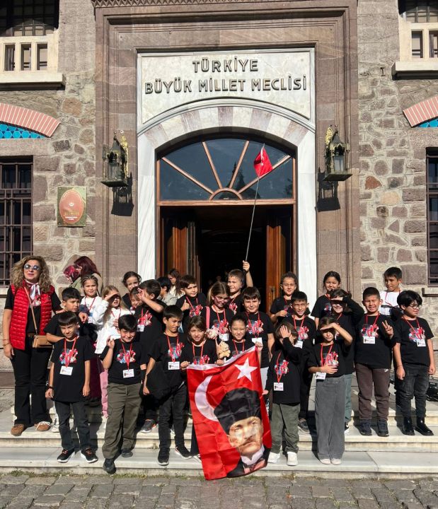 İlkokul öğrencileri, Anıtkabir'de Ata'yı andı