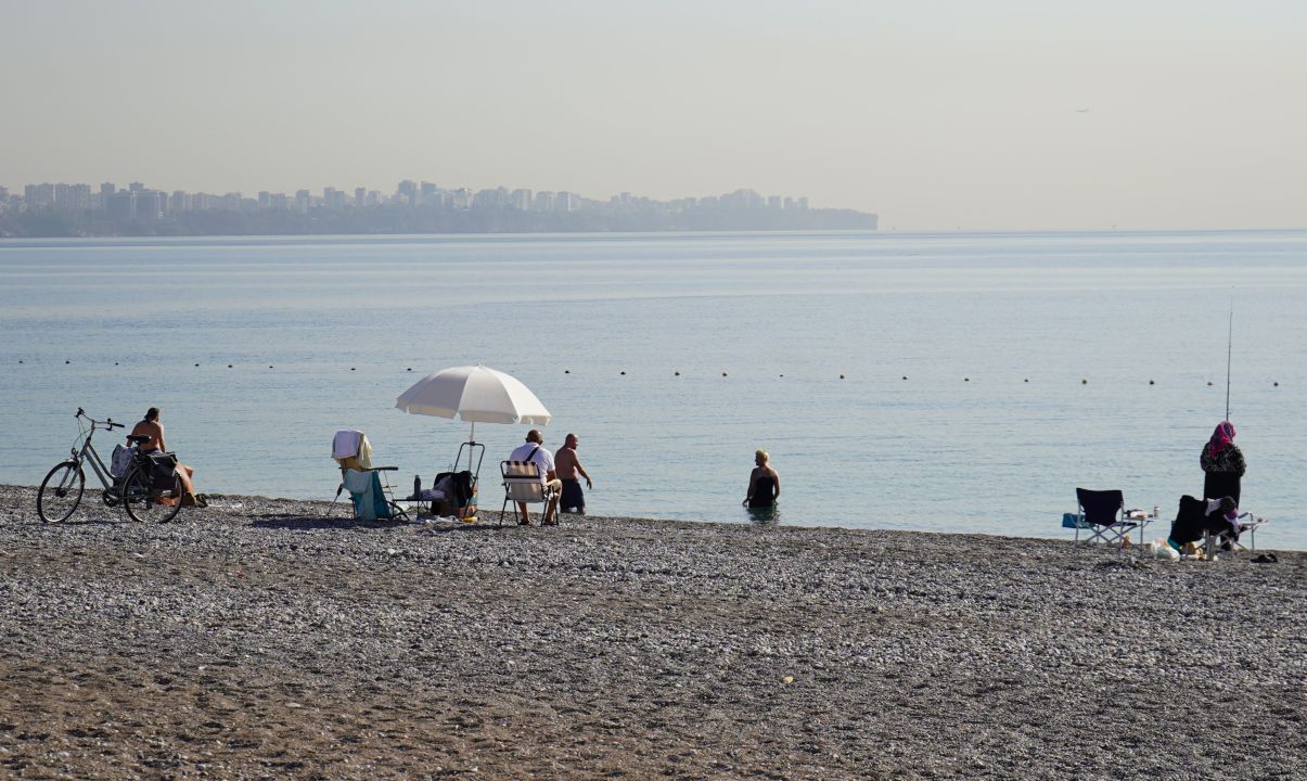 Konyaaltı Sahili'nde kasım ayında deniz keyfi