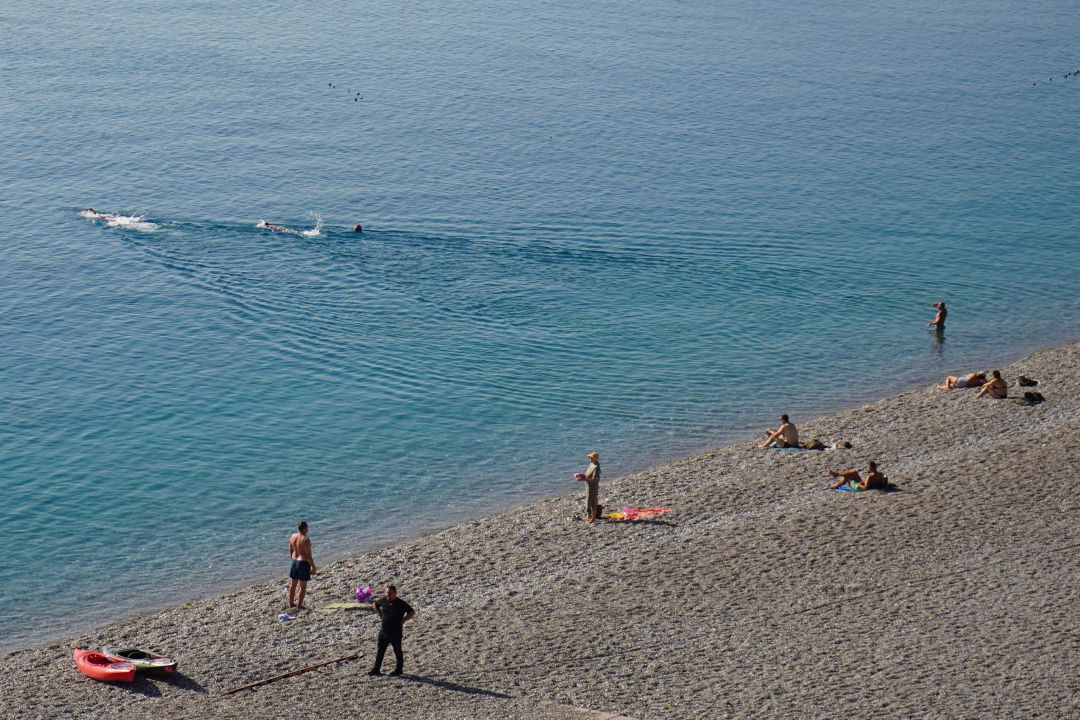 Konyaaltı Sahili'nde kasım ayında deniz keyfi