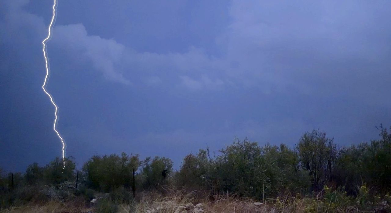 Antalya'da geceyi şimşekler aydınlattı