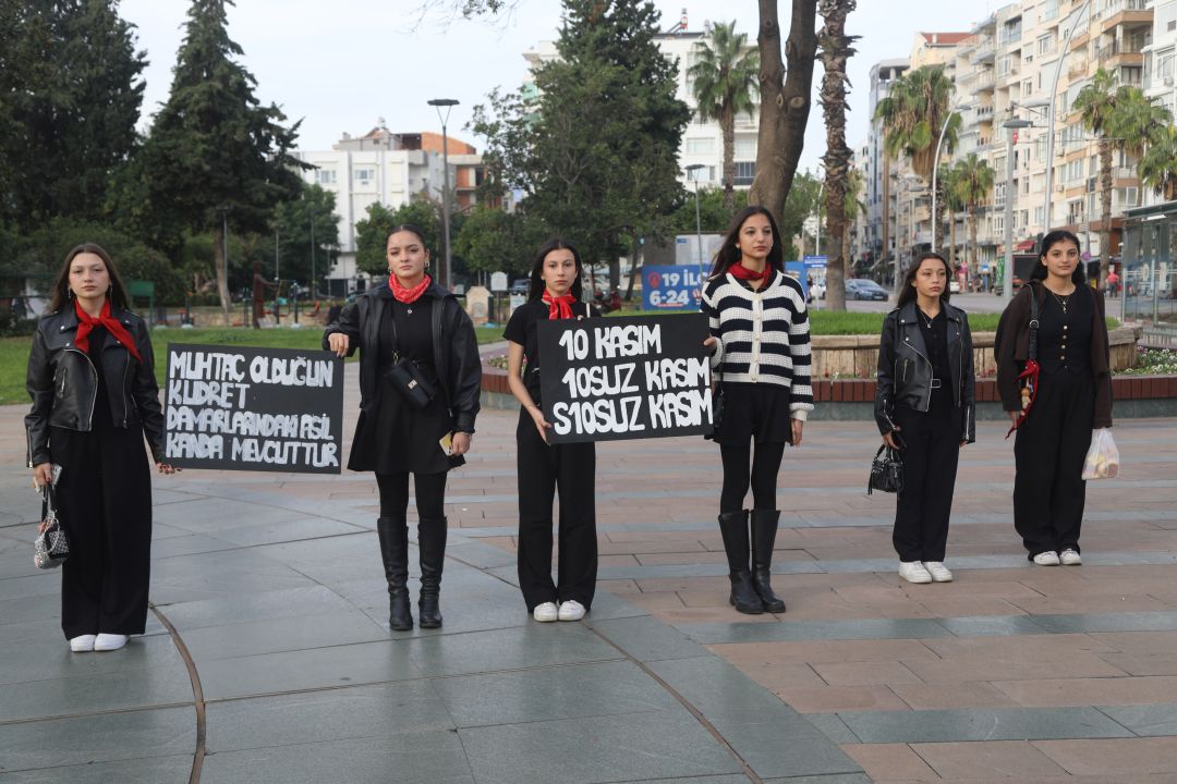 Ata'ya denizde saygı duruşu