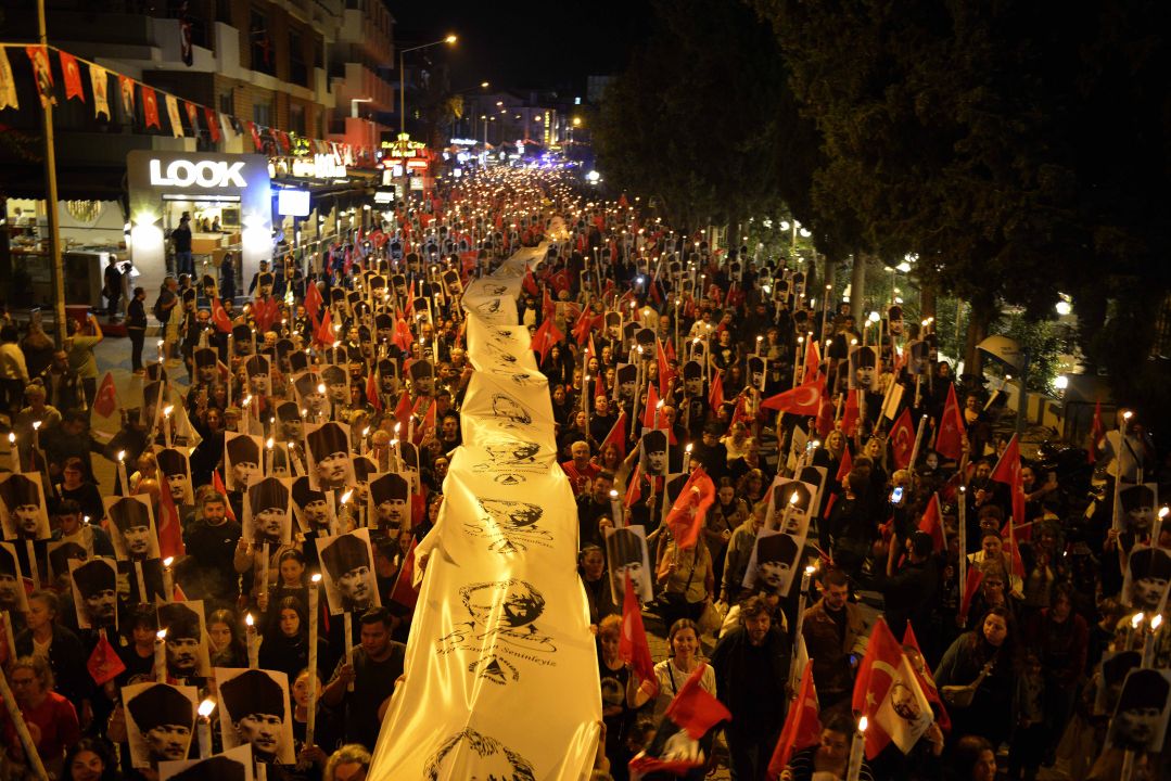 Muratpaşa'da binler Ata'ya Saygı Yürüyüşü'nde buluştu