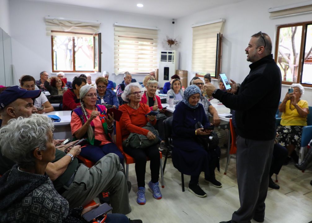 Akıllı telefon kullanımı eğitimine yoğun katılım